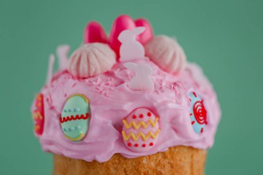 Paskalya Keki, pembe şekerli ve pembe şekerli bir dekoru olan paskalya keki. Paskalya bayramı için paskalya pastası. Paskalya festivali pişirme. Şenlikli Pişirme.
