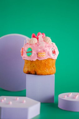  Paskalya keki, arkaplanda mor bir standın üzerinde. Paskalya pastası. Ortodoks ve Katolik masaları için pastalar.