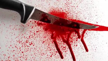 Kahrolası bıçak. Suç mahalli. Suç ve cinayet kavramı. Beyaz arka planda çizgili bıçak ve kan damlaları.