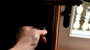 Anahtar kapıda. Kilitli kapı. Gizem ve muamma atmosferi. 4k görüntü