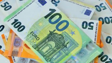 Para kaynağı. Avrupa para birimi. Avro banknotları yakın plan. Döndürme. 4k görüntü