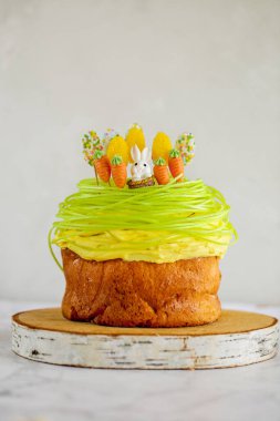 Tavşanlı paskalya pastası havuçlu ve şekerli otlu. Şeker desenli bayram ürünleri. Bahar bayramı tatlıları. Katolik ve Ortodoks bayram masası.