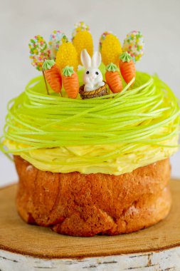 Paskalya pastası, şekerli çimenler, tavşanlar ve havuçlar. Paskalya pastasında tavşan figürü ve havuç. Geleneksel bayram pastası. Pasta üzerine şirin tavşan süslemesi. 