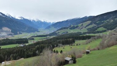 Dağ manzarası, dağlarda doğa. Güzel dağ vadisi manzarası. Dağlar ve gökyüzü kasvetli mavi tonlarda. Dağ manzarası. Hohe Tauern 44. bölge görüntüsü.