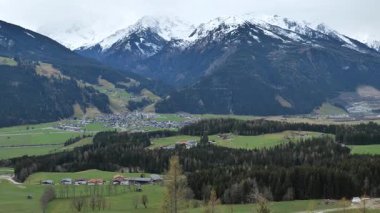 Dağ vadisi manzaralı. Dağlar ve gökyüzü kasvetli tonlarda. Dağ manzarası. Hohe Tauern bölgesi. Tyrol, Avusturya. 4k görüntü