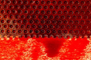 Kan paslı yüzey. Kırmızı desenli yüzey. Metal bir yüzeyde kan damlaları. Kanlı arka plan..