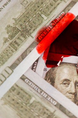 Lanet dolarlar. Banknotta Benjamin Franklins 'in yüzü kan içinde. Kan yavaş yavaş dolar üzerinden akıyor. Kırmızı Boya Lekeleriyle Yakın plan Para.