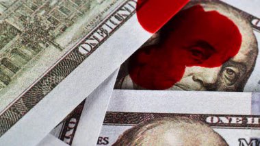 Kanlı dolarlar. Kanlı suç finansmanı. Dolar üstüne kan damlaları. Banknotta Benjamin Franklins 'in yüzü kan içinde. Kan yavaş yavaş dolar üzerinden akıyor. Kirli para. 4k görüntü