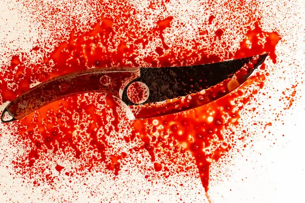  Bıçak kan izleri ve sıçramalarla kaplı. Soğuk kanlı silah. Kanlı bıçak. Adli soruşturma. Suç mahallinde kanıt ve silah kaydı.