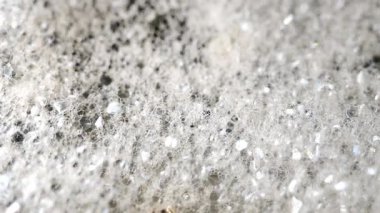 Yanardöner ışıklı beyaz köpükler. Temizlik ve hijyen arka planı. Köpüklü sabun köpüğü. Doku köpüğü yakın plan. 4k görüntü