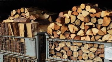 Kutular dolusu odun. Katı yakıt. Metal kutularda yakacak odun. Isınma mevsimi için odun hazırlıyorum. 4k görüntü