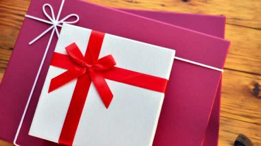 Hediye kutuları. Anneler günü, doğum günü, Noel hediyeleri ve tahta bir masa üzerindeki sürprizler. Almak ve hediye verme süreci. Kadınların elleri bayramlarda hediye toplar. 4k görüntü