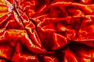 Kırmızı Metalik Doku. Folyo kırmızı sıvıyla katlanır. Dokulu gümüş yüzey. 