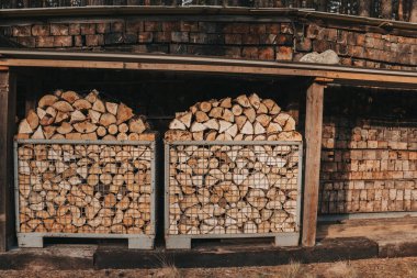 Odun kutuları. Odun depolama kutuları. Isınma mevsimi için odun hazırlıyorum. katı yakıt.