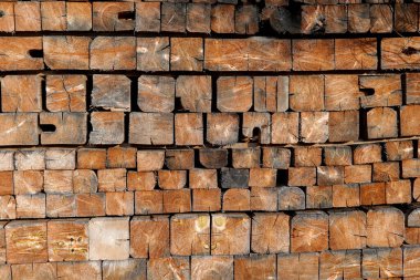 Yığılmış ahşap planklar ve desenli yüzey. Kırsal bir arka plan. Kare ahşap parmaklıklar duvar kağıdı. Eski moda bar arka planı. Gri ve kahverengi tonlarda ahşap doku. Tahta geometrik yüzey..