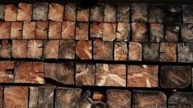 Kare ahşap parmaklıklar. Gri ve kahverengi tonlarda ahşap ahşap geometrik yüzey. Kare tahta bloklar arka plan. Güzel eski ağaç duvar kâğıdı. Yüksek kalite 4k görüntü