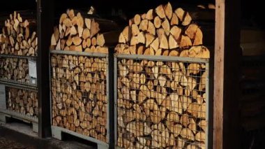 Isınma mevsimi için odun hazırlıyorum. Metal kutulardaki odun kürek. Katı yakıt. Isınma mevsimi için yakacak odun depolama. 4k görüntü