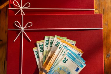 Hediye Alışveriş Maliyetleri. Kırmızı Hediye Kutularında Euro Banknotları. Kırmızı Paketli Hediyenin Yanında Nakit Hediye 