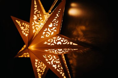 Yıldız Feneri Tatil Dekorasyonu. Aydınlatılmış Yıldız Işığı Noel Madalyası. Işıklı Kağıt Yıldız Madalyası..