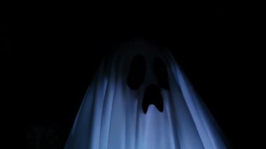 Karanlıkta parlayan gözlü hayalet portresi. Cadılar Bayramı için hayalet kostümü. 4k görüntü