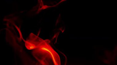 Karanlıkta kırmızı duman deseni. Siyah ve kırmızı tonlarda arka plan. Sis ve dumanlı mistik atmosfer. 4k görüntü
