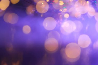  Yumuşak Odaklanma Bokeh Arkaplanı. Mavi arka planda çelenk ışıkları. Yumuşak mavi ve pembe tonlarda pastel duvar kağıdı. Noel Şenlikli Duvar kağıdı..