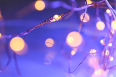 Pembe bokeh.oft Focus Bokeh Arkaplan ile mavi sisli arka plan. Mavi arka planda çelenk ışıkları. Yumuşak mavi ve pembe tonlarda pastel duvar kağıdı. Noel Şenlikli Duvar kağıdı..