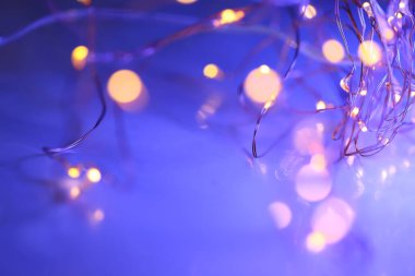  Işıklar Bokeh Arkaplan Mavi sisli. Mavi arkaplanda çelenk ışıkları. Yumuşak mavi ve pembe tonlarda pastel duvar kâğıdı..