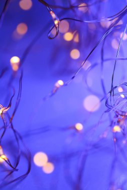 Bokeh.Soft Focus Bokeh Arkaplanı ile mavi arkaplan. Mavi arka planda çelenk ışıkları. Yumuşak mavi ve pembe tonlarda pastel duvar kağıdı. Noel Şenlikli Duvar kağıdı..