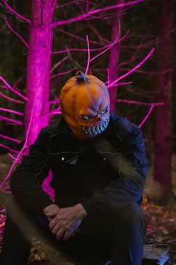 Ürkütücü Ormandaki Korkunç Balkabağı Kafa. Gece Ormanındaki Balkabağı Maskeli Adam..