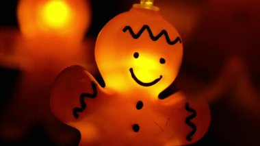 Koyu renk ahşap arka planda zencefilli kurabiye çelengi. Sıcak kış tatili atmosferi. 4k görüntü