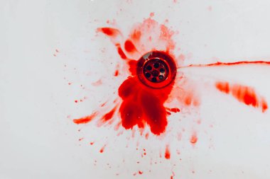 Lavaboda kan akıyor. Kan yıkama işlemi. Lavaboya kan damlıyor. Kapatın. Suç mahalli.