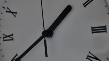 Zaman kavramı tükeniyor. Çalışan eller ve Roma rakamlarıyla saat tuşları. Hızlı hareket videosu. 4k görüntü