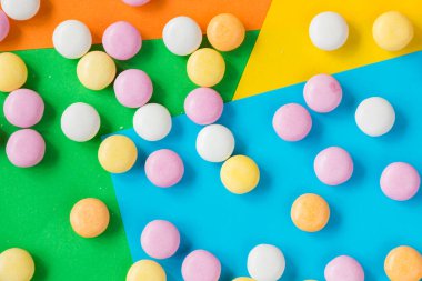 Renkli arkaplanda şeker, yüksek açı görünümü, çember şekerler