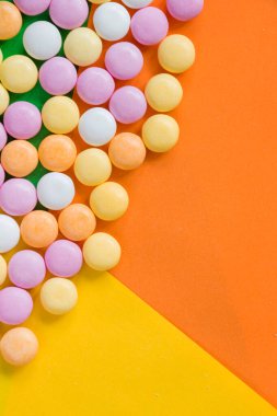 Renkli arkaplanda şeker, yüksek açı görünümü, çember şekerler