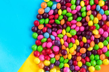 Renkli masada şekerlemeler, renkli şeker arkaplanı.