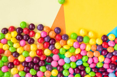 Renkli masada şekerlemeler, renkli şeker arkaplanı.