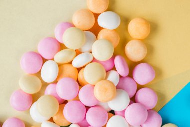 Renkli arkaplanda şeker