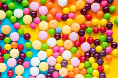 Renkli masada şeker, renkli şeker arkaplanı