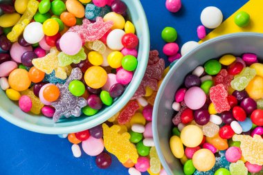 Kasedeki şekerler, renkli şekerler, geniş bir şeker grubu.