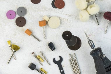 Dremel dönüş kiti, dremel başlıkları, gri arka planda el işi aracı