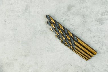 Gri arka planda paslanmaz çelik matkap başları, ahşap, duvar ve metal matkap başlıkları