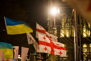 TBILISI, GEORGIA - 24 Şubat 2023: Gürcistan Parlamentosu önündeki protestolar, Ukrayna dayanışması.
