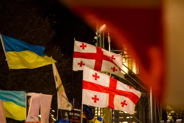 TBILISI, GEORGIA - 24 Şubat 2023: Gürcistan Parlamentosu önündeki protestolar, Ukrayna dayanışması.