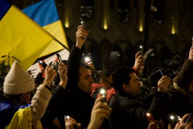 TBILISI, GEORGIA - 24 Şubat 2023: Gürcistan Parlamentosu önündeki protestolar, Ukrayna dayanışması.