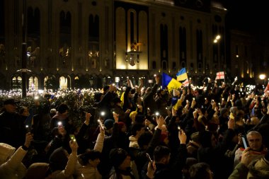 TBILISI, GEORGIA - 24 Şubat 2023: Gürcistan Parlamentosu önündeki protestolar, Ukrayna dayanışması.