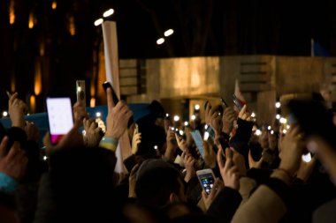 TBILISI, GEORGIA - 24 Şubat 2023: Gürcistan Parlamentosu önündeki protestolar, Ukrayna dayanışması.