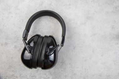 Gri arka planda kulaklıklar, dijital ses aksesuarı