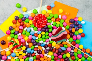 Renkli masada şekerlemeler, renkli şeker arkaplanı.
