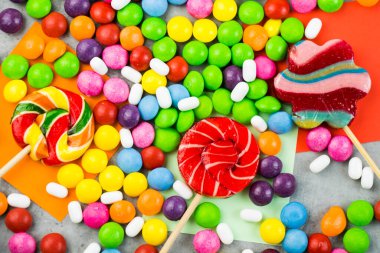 Renkli masada şekerlemeler, renkli şeker arkaplanı.